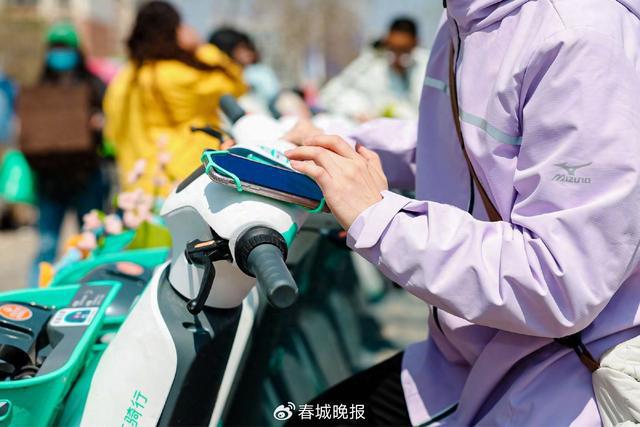 机支架”再升级提升昆明用户骑游体验k8凯发国际入口滴滴青桔电单车“手(图3)